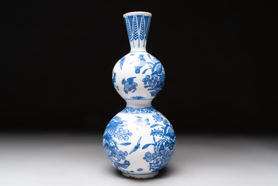 A blue and white Dutch or English Delft chinoiserie Transitional-style double gourd vase, 17th C.
