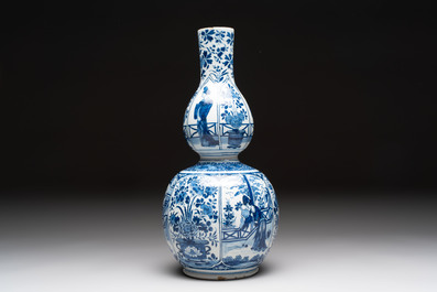 A blue and white Dutch Delft chinoiserie Kangxi-style 'Long Eliza' double gourd vase and a plate, early 18th C.