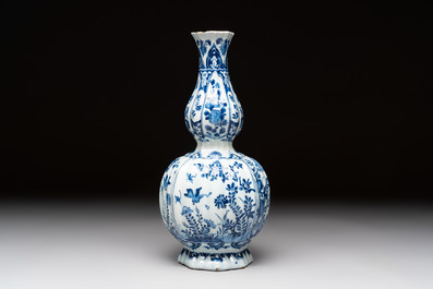 A blue and white Dutch Delft ribbed chinoiserie Kangxi-style double gourd vase, early 18th C.