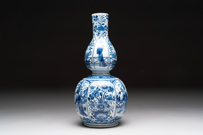 A blue and white Dutch Delft chinoiserie Kangxi-style 'Long Eliza' double gourd vase and a plate, early 18th C.