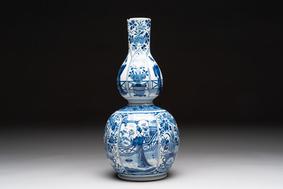 A blue and white Dutch Delft chinoiserie Kangxi-style 'Long Eliza' double gourd vase and a plate, early 18th C.