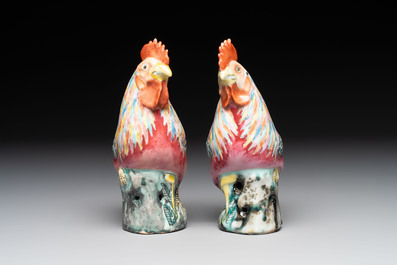 A pair of Chinese famille rose models of roosters, 18/19th C.