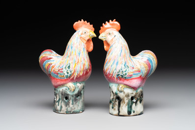 A pair of Chinese famille rose models of roosters, 18/19th C.