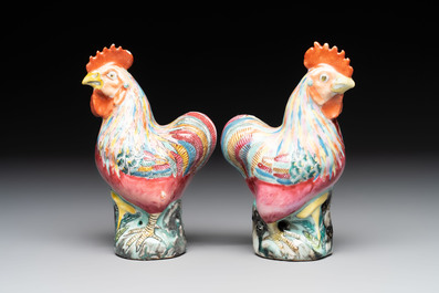 A pair of Chinese famille rose models of roosters, 18/19th C.