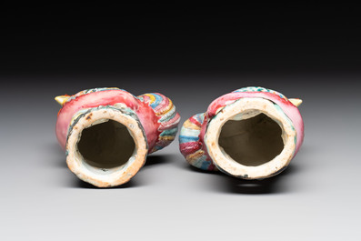 A pair of Chinese famille rose models of roosters, 18/19th C.