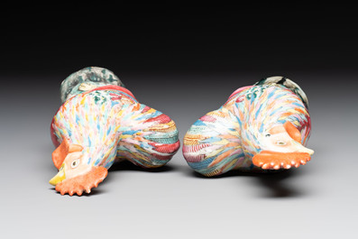 A pair of Chinese famille rose models of roosters, 18/19th C.