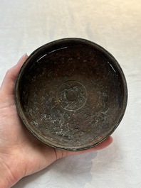 An imperial Vietnamese gold and silver-inlaid cylindrical tea box and cover, Hợp kim gồm ba lượng ch&iacute;n ph&acirc;n v&agrave;ng bảy ph&acirc;n đồng  mark, 18/19th C.