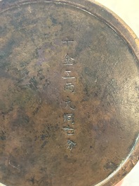 An imperial Vietnamese gold and silver-inlaid cylindrical tea box and cover, Hợp kim gồm ba lượng ch&iacute;n ph&acirc;n v&agrave;ng bảy ph&acirc;n đồng  mark, 18/19th C.