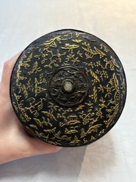 An imperial Vietnamese gold and silver-inlaid cylindrical tea box and cover, Hợp kim gồm ba lượng ch&iacute;n ph&acirc;n v&agrave;ng bảy ph&acirc;n đồng  mark, 18/19th C.