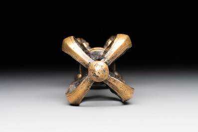 A Tibetan bronze vajra, 17/18th C.