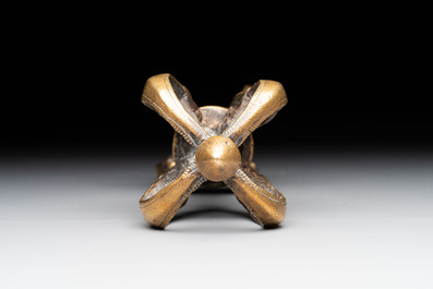 A Tibetan bronze vajra, 17/18th C.