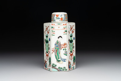A Chinese famille verte hexagonal tea caddy and cover, 18/19th C.