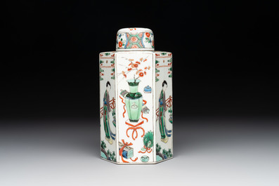 A Chinese famille verte hexagonal tea caddy and cover, 18/19th C.