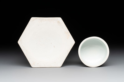 A Chinese famille verte hexagonal tea caddy and cover, 18/19th C.