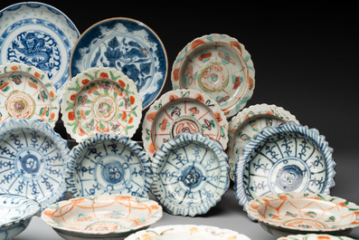 A large collection of 30 Chinese blue, white and famille verte tazzas, two blue and white plates, a Swatow covered box and two spoons, 19th C.