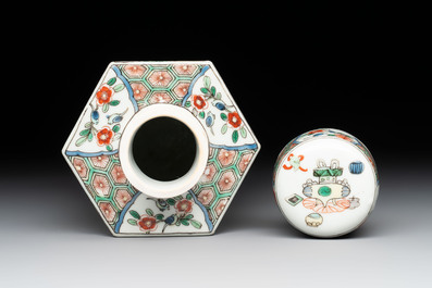 A Chinese famille verte hexagonal tea caddy and cover, 18/19th C.