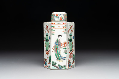 A Chinese famille verte hexagonal tea caddy and cover, 18/19th C.