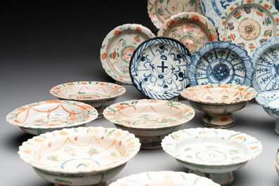 A large collection of 30 Chinese blue, white and famille verte tazzas, two blue and white plates, a Swatow covered box and two spoons, 19th C.