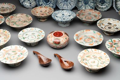A large collection of 30 Chinese blue, white and famille verte tazzas, two blue and white plates, a Swatow covered box and two spoons, 19th C.