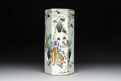 Two Chinese famille rose vases and a hexagonal hat stand, signed Qun Yi Hua Guan 群益畫館, Li Quanchang 李詮昌 and Cai Yun Xuan 彩雲軒, 19/20th C.