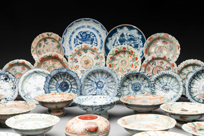 A large collection of 30 Chinese blue, white and famille verte tazzas, two blue and white plates, a Swatow covered box and two spoons, 19th C.