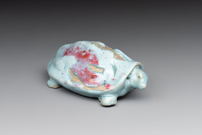 A Chinese jun-type purple-splashed model of a turtle, 17/18th C.