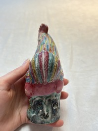 A pair of Chinese famille rose models of roosters, 18/19th C.