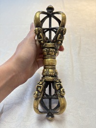 A Tibetan bronze vajra, 17/18th C.