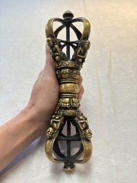A Tibetan bronze vajra, 17/18th C.
