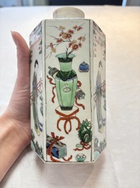 A Chinese famille verte hexagonal tea caddy and cover, 18/19th C.