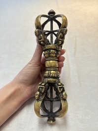 A Tibetan bronze vajra, 17/18th C.
