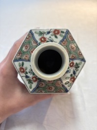 A Chinese famille verte hexagonal tea caddy and cover, 18/19th C.