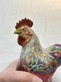 A pair of Chinese famille rose models of roosters, 18/19th C.