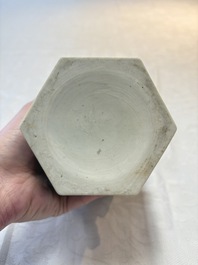 A Chinese famille verte hexagonal tea caddy and cover, 18/19th C.