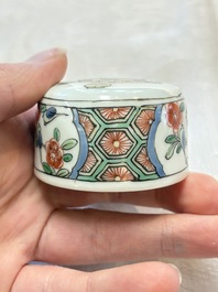 A Chinese famille verte hexagonal tea caddy and cover, 18/19th C.