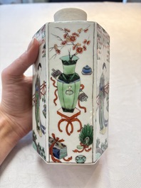 A Chinese famille verte hexagonal tea caddy and cover, 18/19th C.