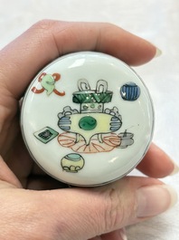 A Chinese famille verte hexagonal tea caddy and cover, 18/19th C.