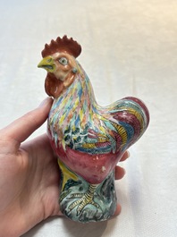 A pair of Chinese famille rose models of roosters, 18/19th C.