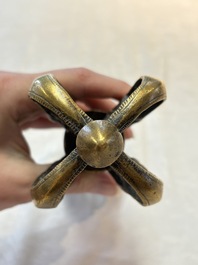 A Tibetan bronze vajra, 17/18th C.