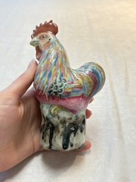 A pair of Chinese famille rose models of roosters, 18/19th C.
