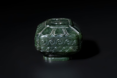 A small Chinese spinach-green jade covered box and two white jade pendants, 18/19th C.