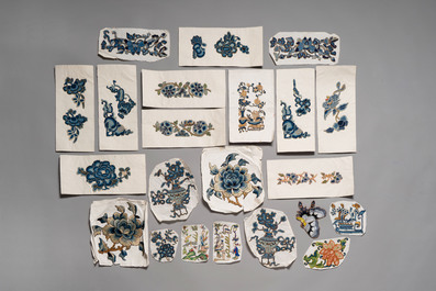 22 Chinese embroidered silk ornaments, a headpiece and a pouch, 18/19th C.