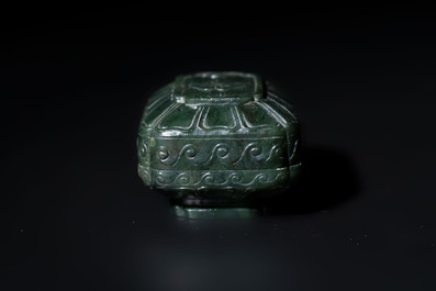 A small Chinese spinach-green jade covered box and two white jade pendants, 18/19th C.