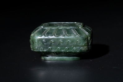 A small Chinese spinach-green jade covered box and two white jade pendants, 18/19th C.