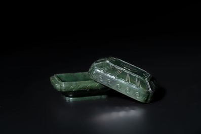 A small Chinese spinach-green jade covered box and two white jade pendants, 18/19th C.