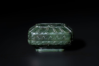 A small Chinese spinach-green jade covered box and two white jade pendants, 18/19th C.