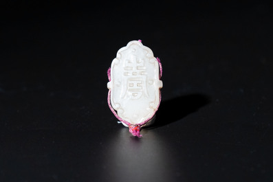 A small Chinese spinach-green jade covered box and two white jade pendants, 18/19th C.