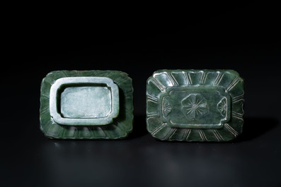A small Chinese spinach-green jade covered box and two white jade pendants, 18/19th C.