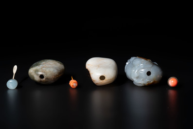 Seven Chinese jade and jadeite snuff bottles, 19th C.