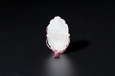 A small Chinese spinach-green jade covered box and two white jade pendants, 18/19th C.